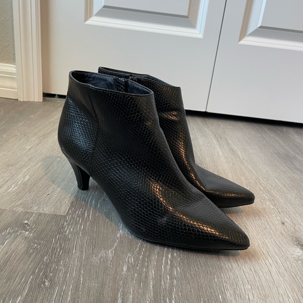 Women’s black snake skin boots booties ankle boots